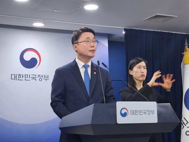 류제명 과기정통부 2차관이 15일 서울 종로구 정부서울청사에서 독자AI 파운데이션 모델 프로젝트 1차 단계평가 결과를 발표하고 있다./한스경제