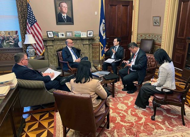 여한구 산업통상부 통상교섭본부장이 지난 14일 미국 워싱턴 DC 백악관에서 러셀 바우트 백악관 관리예산실 국장과 면담하고 있다./산업통상부