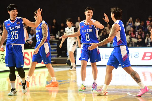 팀 아시아 선수들이 환하게 웃고 있다. /KBL 제공