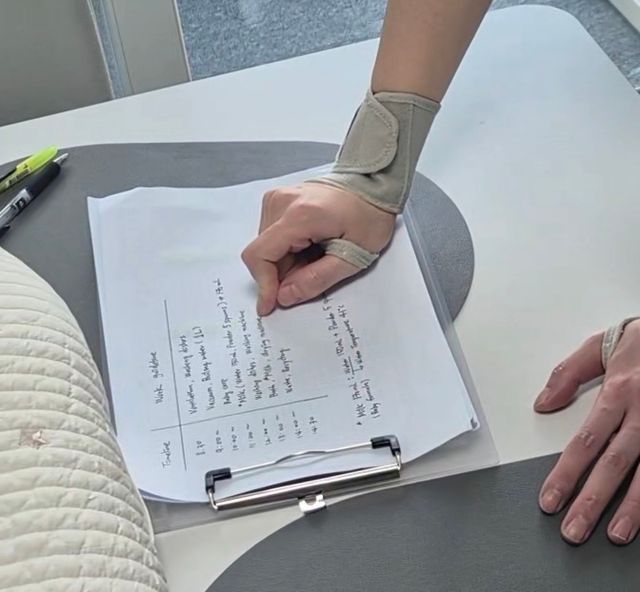 업무지시 보는 필리핀 가사관리사./연합뉴스