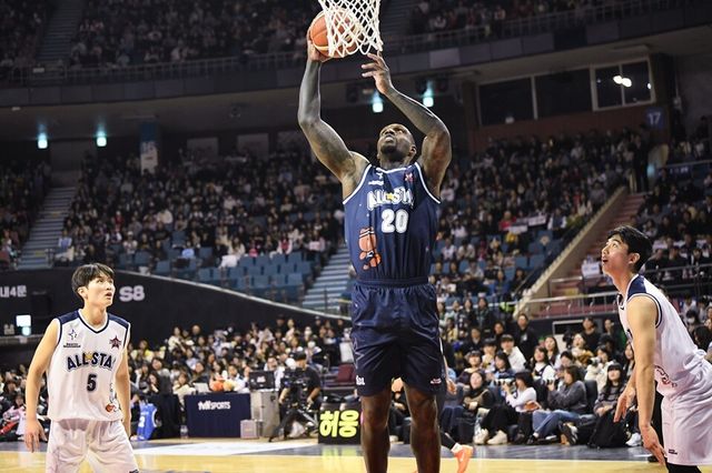 나이트가 올스타전에서 덩크를 시도하고 있다. /KBL 제공