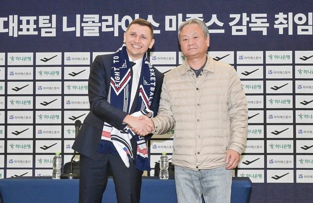 마줄스(왼쪽) 감독과 유재학 위원장이 악수하고 있다. /대한민국농구협회 제공