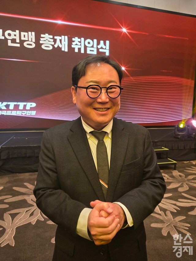 이승원 한국프로탁구연맹(KTTP) 신임 총재가 15일 서울 영등포구 콘래드 서울 호텔 그랜드볼룸 열린 취임식 직후 취재진과 만나 인터뷰를 하고 있다. /박종민 기자