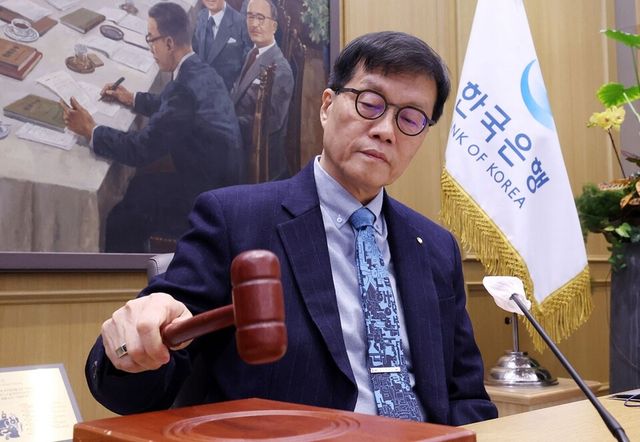&nbsp;이창용 한국은행 총재가 15일 서울 중구 한국은행에서 열린 금융통화위원회 통화정책방향 회의에서 의사봉을 두드리고 있다.&nbsp; 사진/한스경제