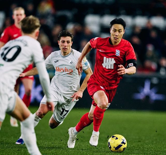 빨강색 유니폼의 백승호가 드리블하고 있다. /버밍엄 SNS 갈무리