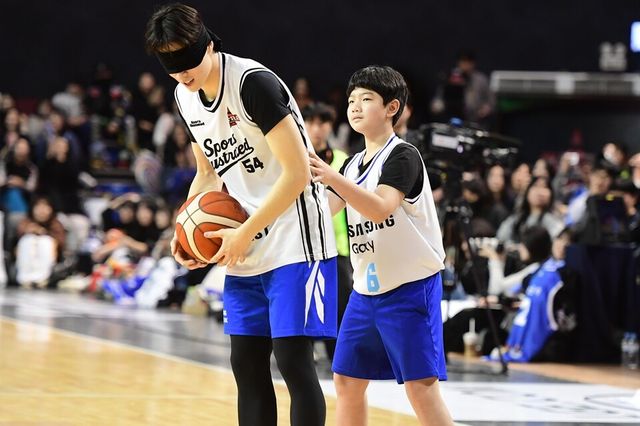 조준희가 덩크슛 콘테스트에서 검은 안대를 쓰고 덩크를 준비하고 있다. /KBL 제공