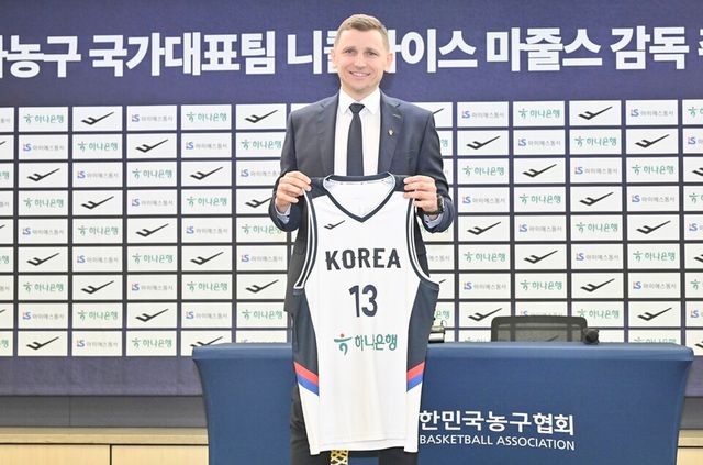 마줄스 감독이 대표팀 유니폼을 들고 기념 촬영하고 있다. /대한민국농구협회 제공