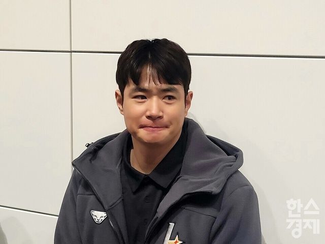 김재환이 19일 인천국제공항에서 SSG 1차 전지훈련지인 미국 플로리다 출국을 앞두고 취재진과 인터뷰하고 있다. /신희재 기자