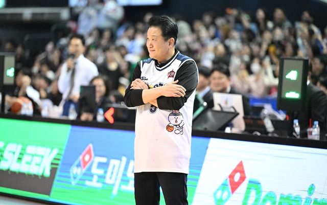 유도훈 감독이 '앙탈 챌린지'를 선보이고 있다. /KBL 제공