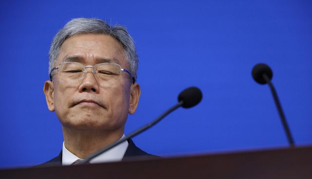 김동철 한국전력 사장이 세종시 정부세종청사 산업통상자원부에서 경영 위기 극복을 위한 '특단의 자구대책' 발표를 하고 있다./연합뉴스