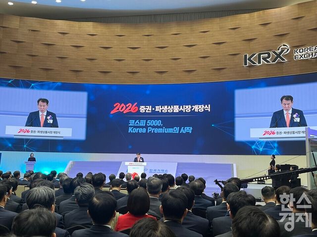 정은보 한국거래소 이사장이 2일&nbsp;서울 여의도 한국거래소 사옥에서 열린 '2026년도 증권·파생상품시장 개장식'에서 축사를 하고 있다. /사진=김유진 기자