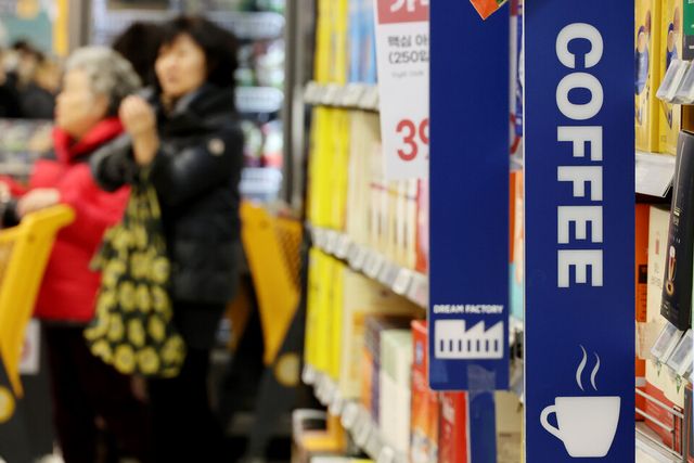 서울 시내 한 대형마트의 커피 코너./연합뉴스.