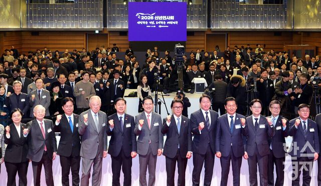 김민석 국무총리와 최태원 대한상의 회장,정청래 더불어민주당 대표,장동혁 국민의 힘 대표가 2일 서울 중구 대한상공회의소에서 열린 ‘2026년 경제계 신년 인사회’에서 참석자들과 기념촬영을 하고 있다.[사진공동취재단] 2026.01.02