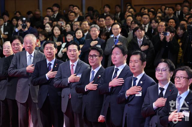 김민석 국무총리와 최태원 대한상의 회장,정청래 더불어민주당 대표,장동혁 국민의 힘 대표이 2일 서울 중구 대한상공회의소에서 열린 ‘2026년 경제계 신년 인사회’에서 참석자들과 국민의례를 하고 있다.[사진공동취재단] 2026.01.02