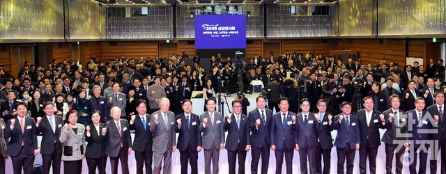 김민석 국무총리와 최태원 대한상의 회장,정청래 더불어민주당 대표,장동혁 국민의 힘 대표가 2일 서울 중구 대한상공회의소에서 열린 ‘2026년 경제계 신년 인사회’에서 참석자들과 기념 촬영을 하고 있다.[사진공동취재단] 2026.01.02