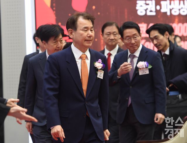 정은보 한국거래소 이사장이 2일 서울 영등포구 한국거래소에서 열린 ‘2026 증권·파생상품시장 개장식’에 참석자들과 입장 하고 있다./ 이호형 기자 leemario@sporbiz.co.kr 2026.01.02.