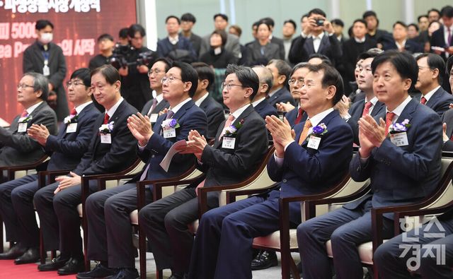 정은보 한국거래소 이사장과 이억원 금융위원장이 2일 서울 영등포구 한국거래소에서 열린 ‘2026 증권·파생상품시장 개장식’에서 참석자들과 박수를 치고 있다./ 이호형 기자 leemario@sporbiz.co.kr 2026.01.02.