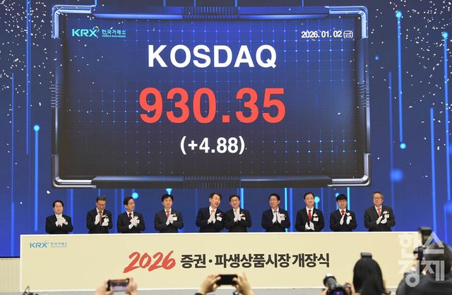 정은보 한국거래소 이사장과 이억원 금융위원장을 비롯한 내빈들이 2일 서울 여의도 한국거래소 서울사옥에서 열린 2026 증권·파생상품시장 개장식에서 개장신호식 부저를 누른 후 박수를 치고 있다.김세완 자본시장연구원장, 김영재 상장회사협의회장, 황성엽 금융투자협회장, 오기형 코스피5000특위 위원장, 정은보 한국거래소 이사장, 이억원 금융위원장, 김상훈 밸류업특위위원장, 이찬진 금융감독원장, 이동훈 코스닥협회장, 황창순 코넥스협회장이날 코스피는 전거래일대비 10.36p 오른 4,224.53, 코스닥은 4.88p 오른 930.35에 거래를 시작했다.