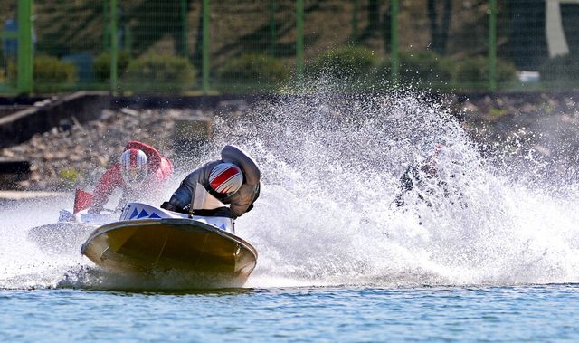 미사경정장에서 출전 선수들이 턴마크를 돌며 경합을 펼치고 있다. /경륜경정총괄본부 제공