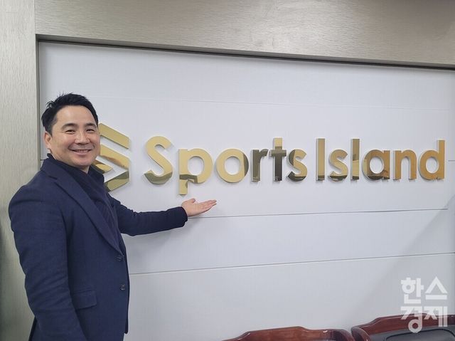 백성욱 한국스포츠산업협회장이 13일 수원 스포츠아일랜드에서 본지와 인터뷰한 후 촬영에 응하고 있다. /신희재 기자