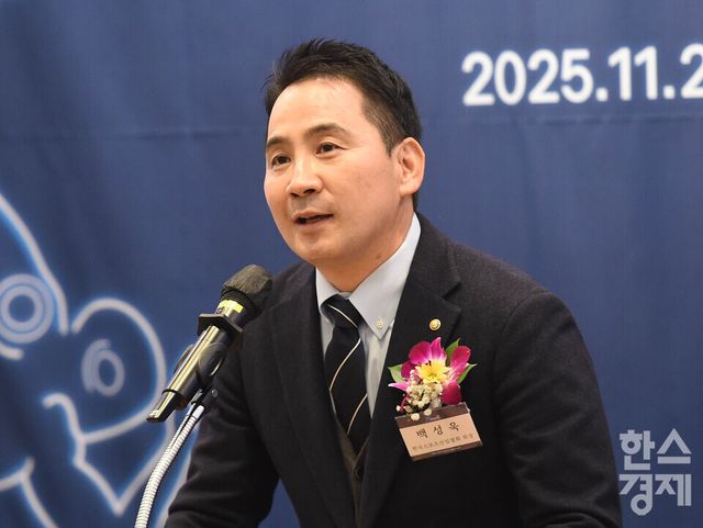 백성욱 한국스포츠산업협회 회장이 지난해 서울 여의도 FKI타워 다이아몬드홀에서 열린 '2025 K-스포노믹스 포럼 & 시상식'에서 환영사를 하고 있다./ 이호형 기자