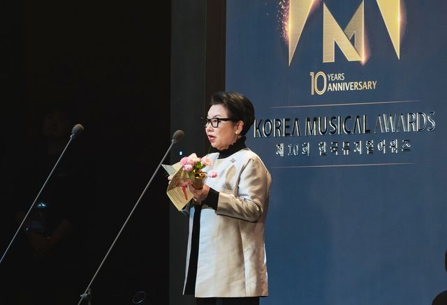 지난 19일 CJ문화재단이 세종문화회관 대극장에서 열린 ‘제10회 한국뮤지컬어워즈’에서 공로상을 수상한 가운데 민희경 CJ사회공헌추진단장이 소감을 말하고 있다./한국뮤지컬어워즈협회 제공.