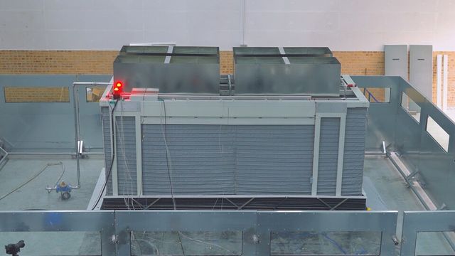 물 방출 및 진압 진행 중 경보등이 작동하는 가운데 상부 수조에서 물이 방출되고 있다./거산이앤지