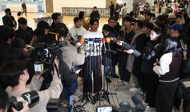 김혜성이 취재진 사이에 둘러싸여 있다. /연합뉴스