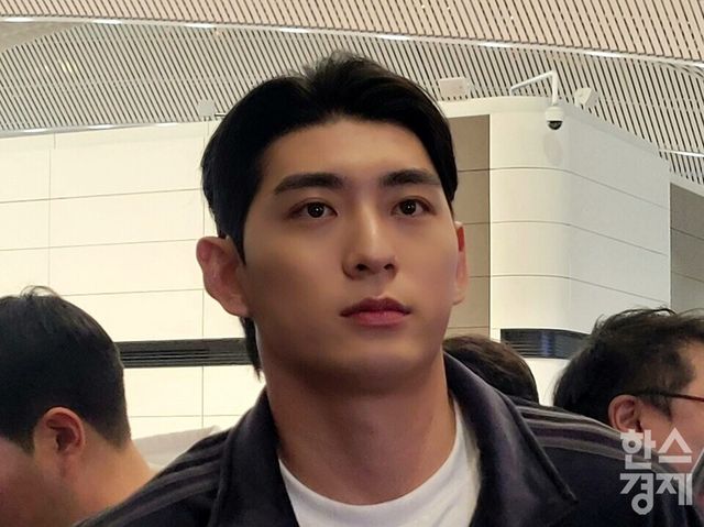 이정후가 21일 인천국제공항에서 취재진과 인터뷰를 진행하고 있다. /신희재 기자