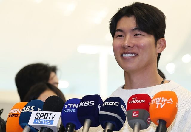 김혜성이 21일 인천국제공항에서 출국 전 취재진과 인터뷰하고 있다. /연합뉴스