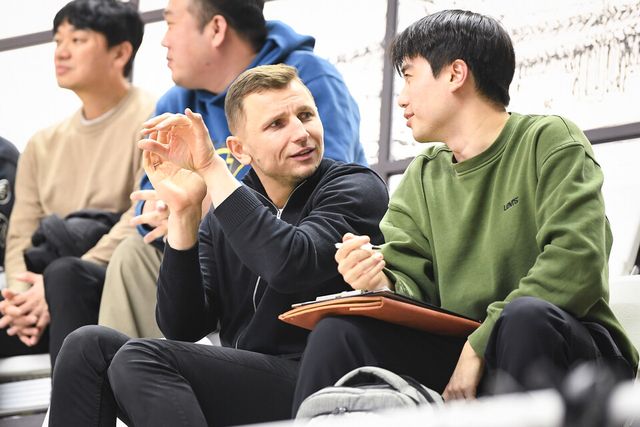 21일 수원 KT아레나를 찾은&nbsp;니콜라이스 마줄스 한국 농구 대표팀 감독. /KBL 제공