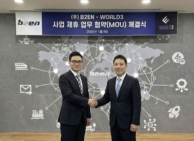 비투엔 이정훈 대표(왼쪽)와 매트릭스랩스(Matrix Labs) 내쉬 백 마케팅 이사가 지난 9일 차세대 지능형 Web3 AI 에이전트 기술 도입을 위한 업무협약(MOU)을 체결한 뒤 기념촬영을 하고 있다. /비투엔