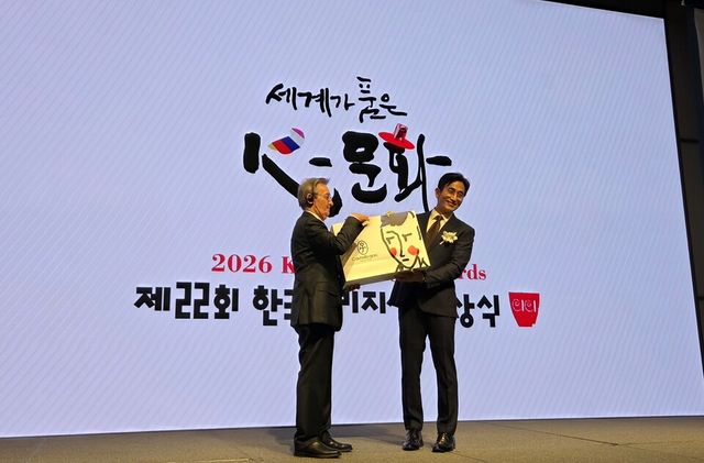 배우 겸 작가 차인표(오른쪽)가 까스텔바작 제품을 전달받는 모습. 형지 제공