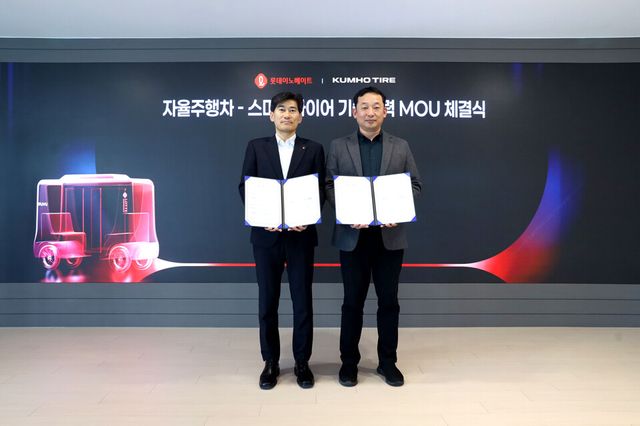 (왼쪽부터) 윤태은 롯데이노베이트 모빌리티부문 상무와 송강종 금호타이어 상품개발&nbsp;3부문 상무가 협약식에서 기념 사진을 찍고 있다./금호타이어
