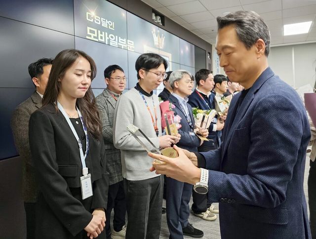 유럽 최대 교육 기술 전시회 'Bett 2026'에 마련된 삼성전자 전시 공간을 찾은 관람객들이 혁신적인 학습 환경을 구현하는 AI 솔루션과 제품을 체험하고 있다./삼성전자&nbsp;