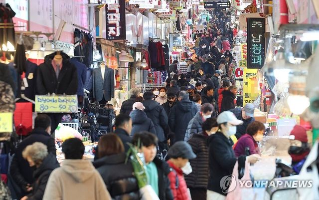 한국은행이 23일 발표한 '2026년 1월 소비자동향조사 결과'에 따르면 1월 소비자심리지수(CCSI)는 110.8로 지난해 12월(109.8)보다 1p 상승했다. /연합뉴스