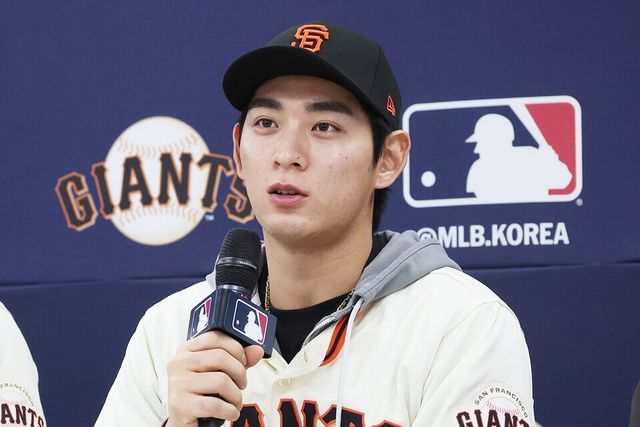 이정후가&nbsp;7일 이천 LG 트윈스 챔피언스파크에서 열린&nbsp;기자회견에서 취재진 질문에 답하고 있다. /연합뉴스