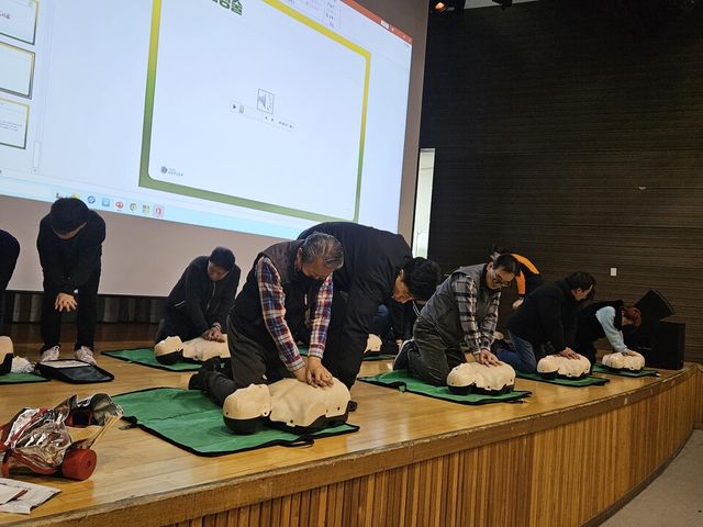 안전도우미들이 심폐소생술 교육을 받는 모습. 지난해 안전도우미 운영으로 안전사고 건수는 14.7% 감소했다./서울교통공사