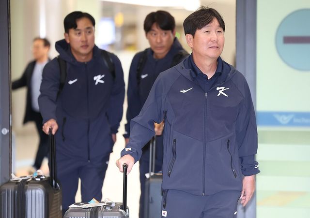 류지현 감독이 21일 인천국제공항을 통해 귀국하고 있다. /연합뉴스