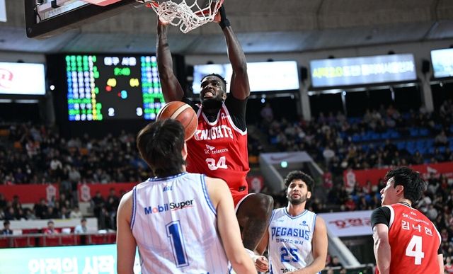 워니가 덩크를 꽂아 넣고 있다. /KBL 제공