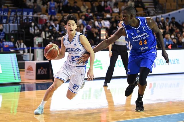 양우혁(왼쪽)이 돌파를 시도하고 있다. /KBL 제공