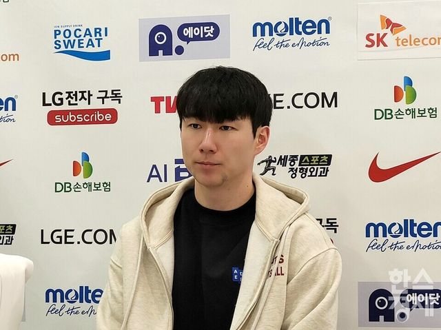 김낙현이 24일 잠실학생체육관에서 가스공사전을 마친 후 수훈선수로 기자회견에 참석하고 있다. /신희재 기자