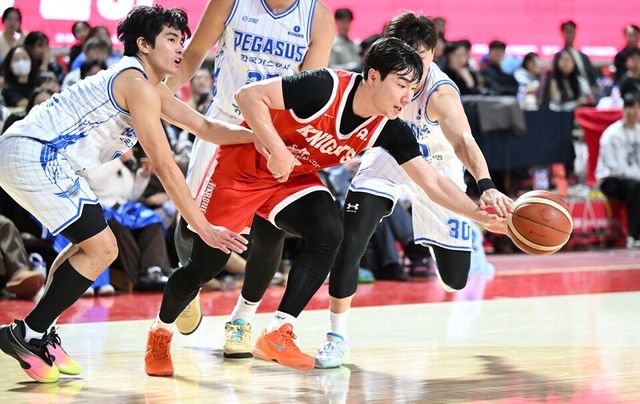 김낙현이 돌파를 시도하고 있다. /KBL 제공