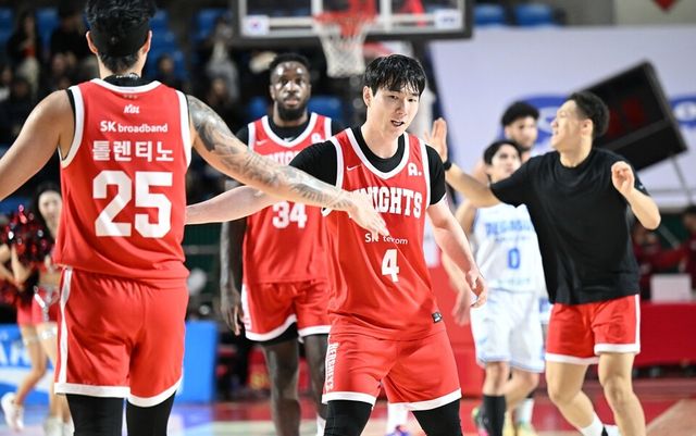 김낙현이 톨렌티노와 하이파이브하고 있다. /KBL 제공
