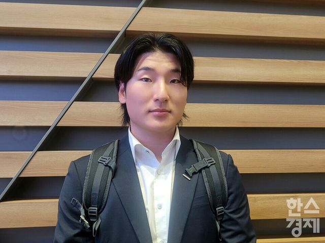 곽빈이 23일 인천국제공항에서 두산 1차 전지훈련지인 호주 시드니 출국을 앞두고 취재진과 인터뷰하고 있다. /신희재 기자