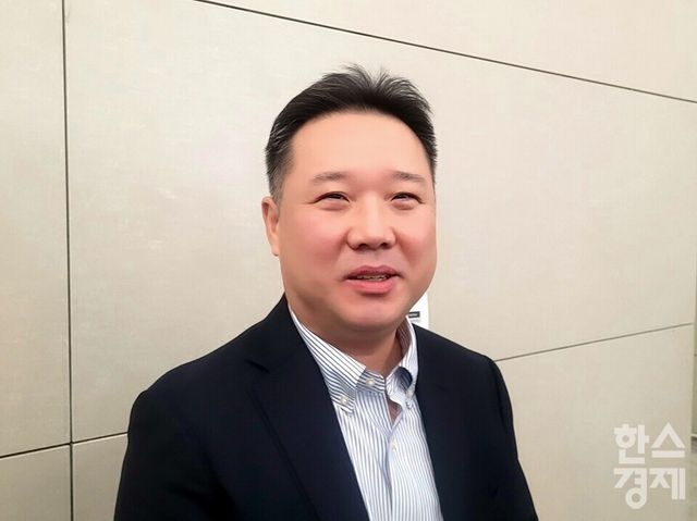 박진만 삼성 감독이 23일 인천국제공항에서 삼성 1차 전지훈련지인 미국령 괌 출국을 앞두고 취재진과 인터뷰하고 있다. /신희재 기자