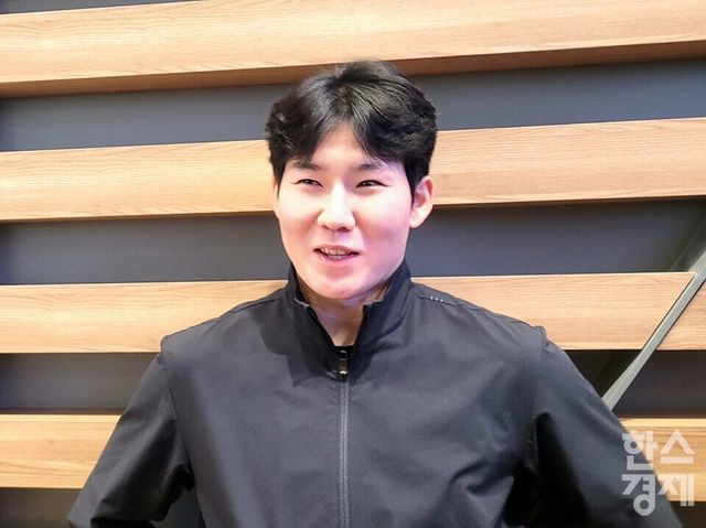 박민우가 21일 인천국제공항에서 미국 출국을 앞두고 취재진과 인터뷰하고 있다. /신희재 기자