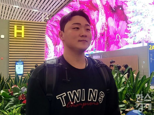 이재원이 23일 인천국제공항에서 출국을 앞두고 취재진과 인터뷰하고 있다. /신희재 기자