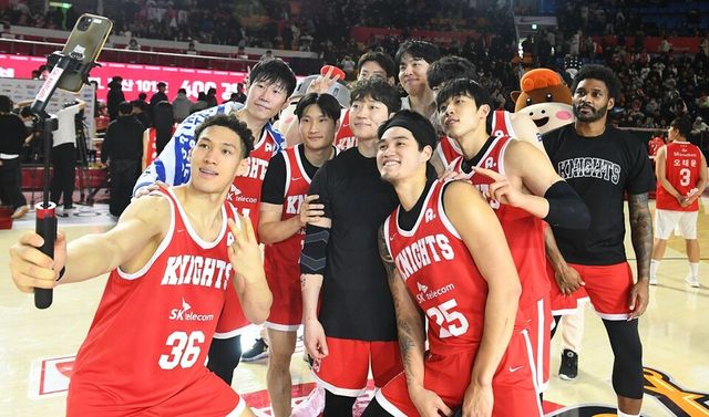 SK 선수단이 한국가스공사전 승리 후 기념 촬영하고 있다. /KBL 제공