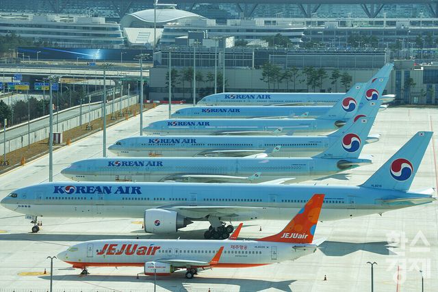 인천국제공항 제2터미널에 대한항공과 제주항공 여객기가 주기돼 있다. /김근현 기자